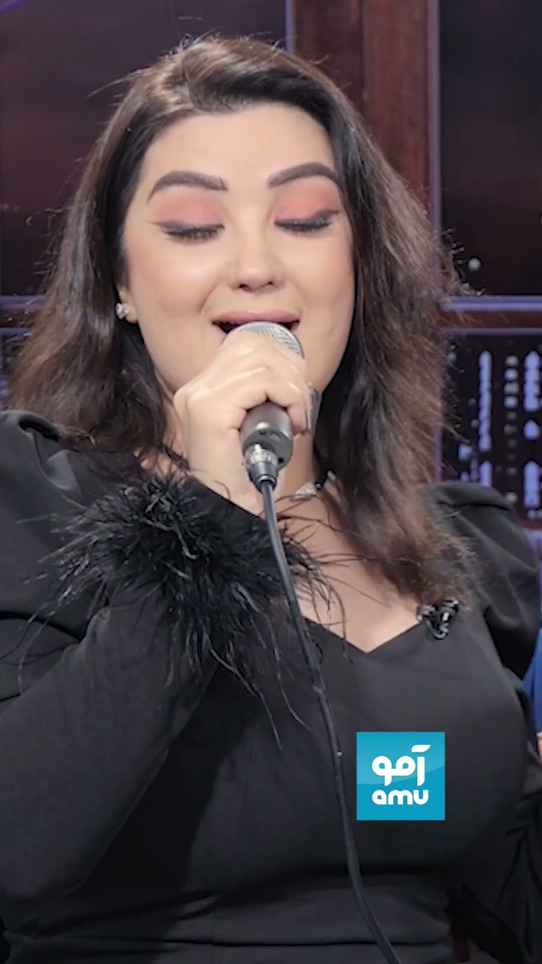 زمزمه زیبا از غزال عنایت در برنامه گلشنبه